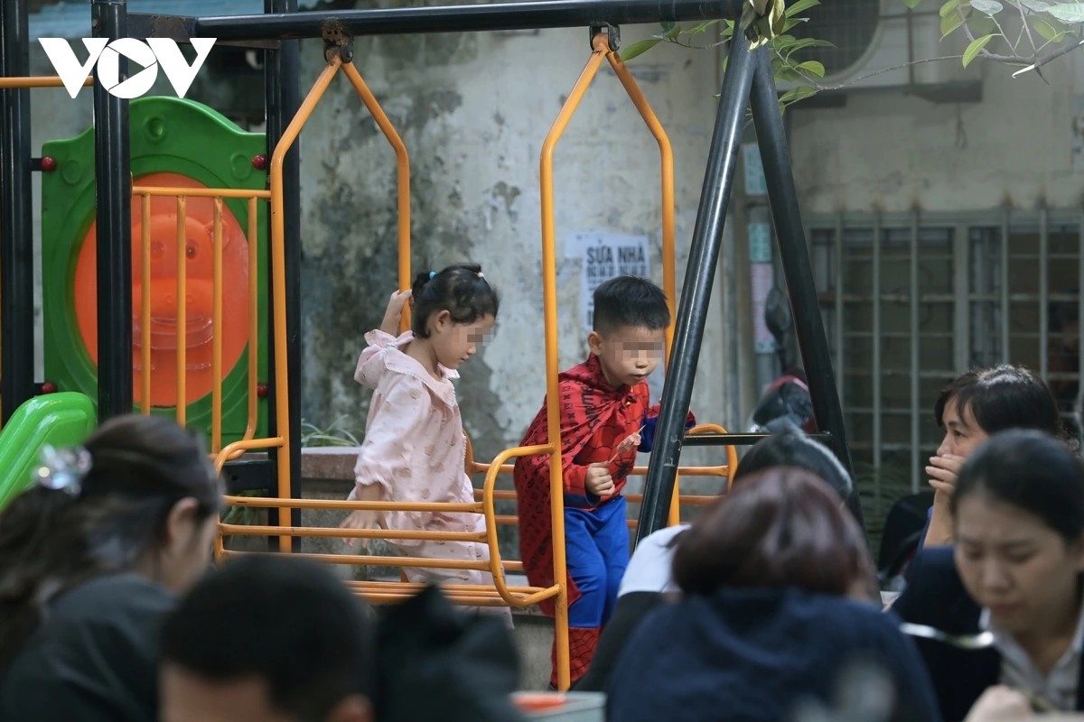 Ô tô chiếm sân chung, hàng quán tràn lan: Không gian trẻ em Hà Nội bị “nuốt chửng”